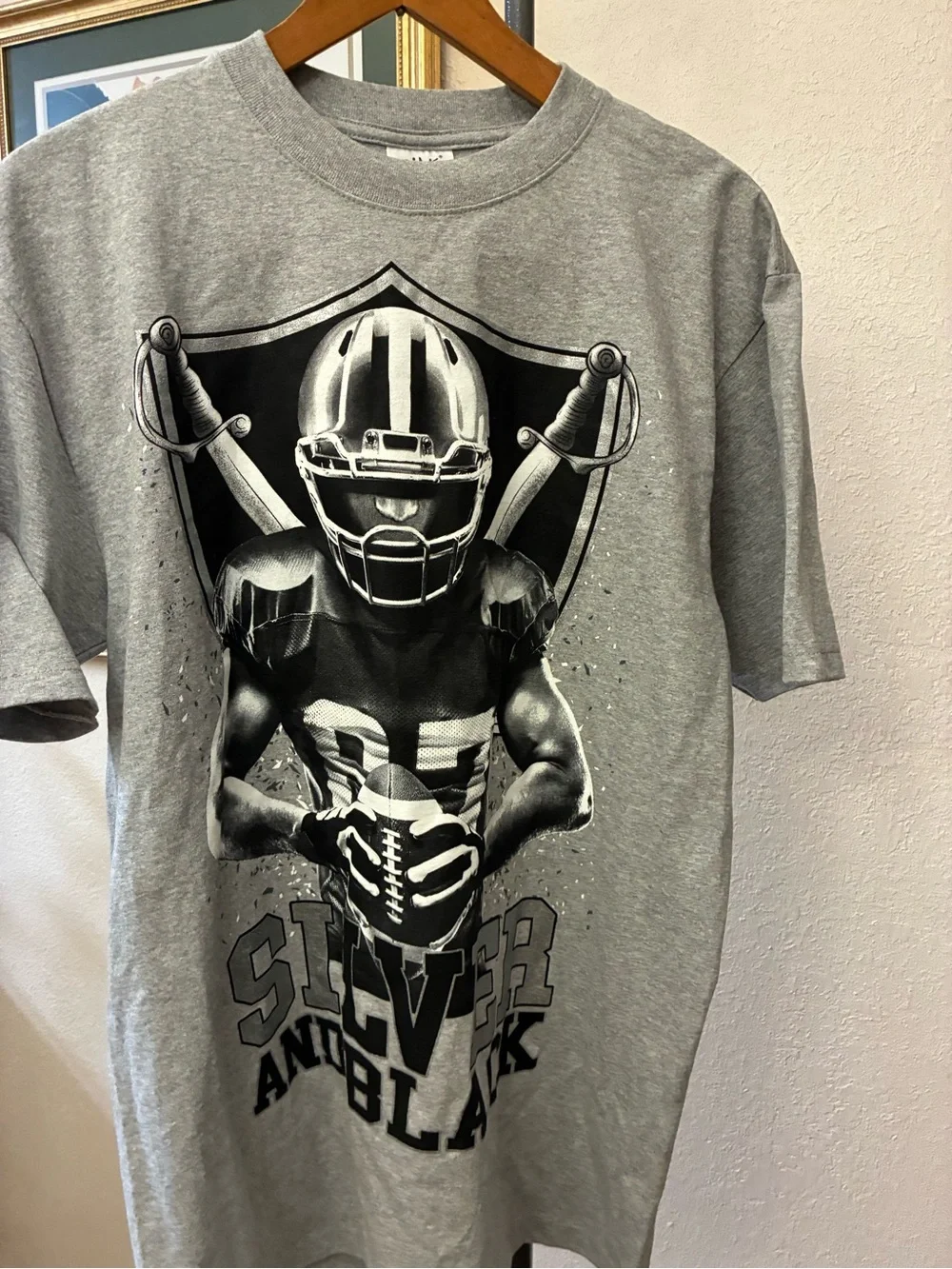 Raiders Men's Grey Graphic Football Tee - Silver and Black